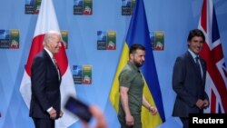 Președintele SUA, Joe Biden, al Ucrainei, Volodimir Zelenski și premierul Canadei, Justin Trudeau, la evenimentul de semnare a „Declarației G7 în sprijinul Ucrainei”.