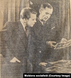 Chiril Ștîrbul (stânga) și regizorul-șef al Teatrului moldovenesc, D. T. Bondarenco, în timpul lucrului asupra rolului lui Lenin. „Moldova socialistă”, 26 decembrie 1953.