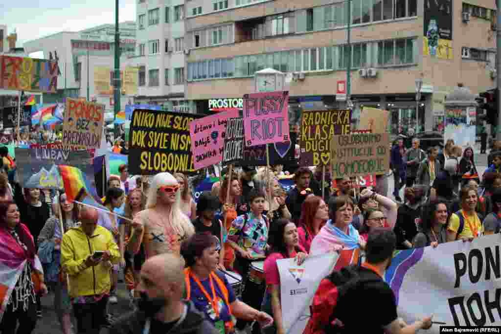 Iz LGBTIQ+ zajednice ističu da i dalje žive u izrazito neprijateljskom okruženju gdje se svakodnevno suočavaju sa strahom od nasilja i odbacivanja.