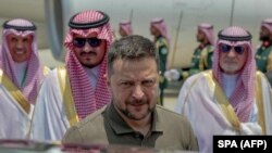 Ukrajinski predsednik Volodimir Zelenski sa saudijskim zvaničnicima prilikom posete Džedi 19. maja. Ukrajina je 5. avgusta organizovala mirovne razgovore u Saudijskoj Arabiji na kojem su učestvovale i uticajne zemlje u razvoju.