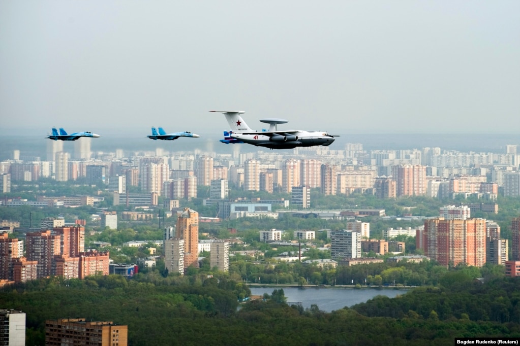 Një A-50 duke fluturuar në grup bashkë me avionë luftarakë mbi Moskë më 2010. Rrezatimi i fuqishëm i avionit gjurmues mund të zbulohet nga forcat armike, por për shkak të lëvizshmërisë së tij dhe rrezes së radarit "mbi horizont", avioni A-50 është shumë më i vështirë për t'u shënjestruar sesa sistemet e radarëve me bazë tokësore.