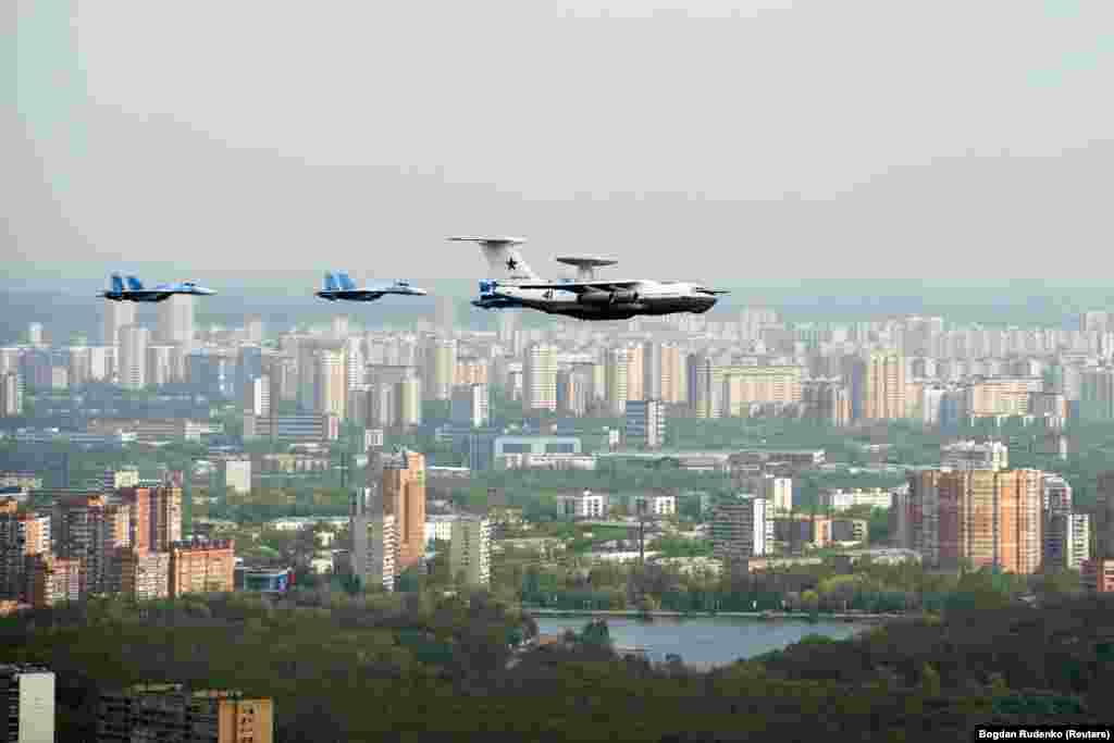 Një A-50 duke fluturuar në grup bashkë me avionë luftarakë mbi Moskë më 2010. Rrezatimi i fuqishëm i avionit gjurmues mund të zbulohet nga forcat armike, por për shkak të lëvizshmërisë së tij dhe rrezes së radarit &quot;mbi horizont&quot;, avioni A-50 është shumë më i vështirë për t&#39;u shënjestruar sesa sistemet e radarëve me bazë tokësore.