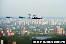 Avionul de avertizare timpurie Beriev A-50 zboară în formație cu avioane de vânătoare în timpul unui zbor de antrenament pentru parada de Ziua Victoriei, Moscova, 4 mai 2010.
