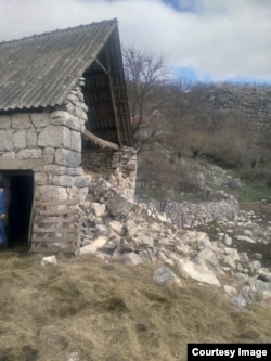 Oštećenja na jednoj kući u selu Čarađe, blizu Nikšića, poslije zemljotresa koji je pogodio sjeverozapad Crne Gore, 14. marta 2024.