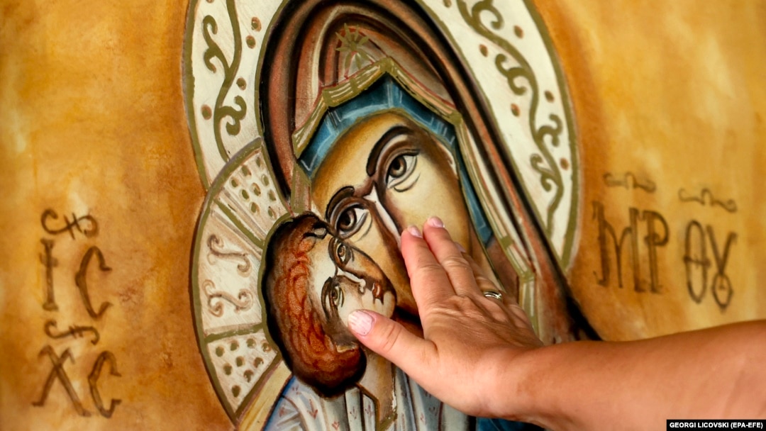 A Macedonian Orthodox believer touches an icon of the Virgin Mary. (file photo)