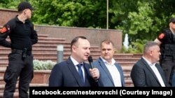 Secretarul executiv al Partidului Socialiștilor, Vlad Batrîncea, alături de fostul deputat socialist Alexandru Nesterovschi