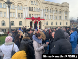 Građani ispred zgrade Gradske uprave Banjaluke, 25. januar 2024. godine