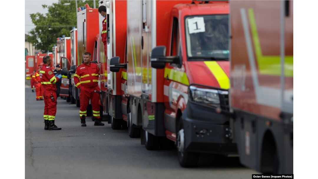 Câteva zeci de ambulanțe SMURD au preluat rezidenții din căminele groazei din Voluntari și Afumați.