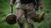 Украински сапьор носи мини. Снимката е илюстративна.