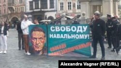 Екипът на Навални, както и много известни личности от цял свят, продължава да призовава той да бъде освободен от затвора
