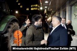 A Miniszterelnöki Sajtóiroda által közreadott képen Orbán Viktor miniszterelnök a Brüsszel belvárosában tüntető gazdákkal találkozik 2024. január 31-én