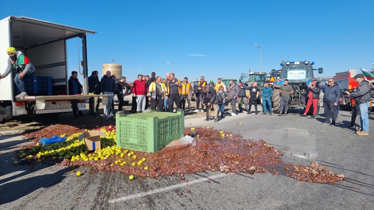 Да ядат, казват протестиращите земеделци, докато изсипват купища ферментирали сливи