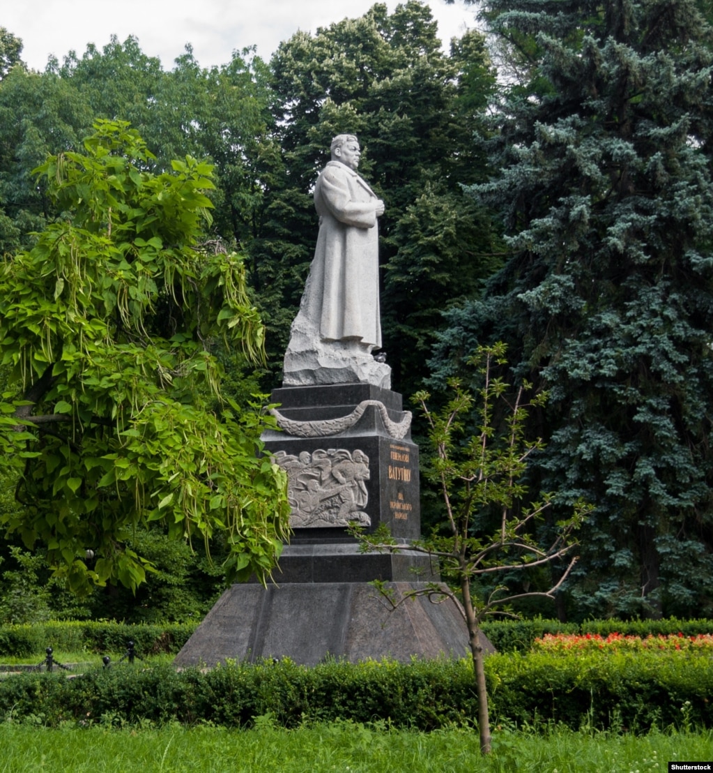 Një monument për komandantin ushtarak sovjetik, Nikolai Vatutin, në qendër të Kievit. Monumenti u hoq në shkurt të vitit 2023. &nbsp;