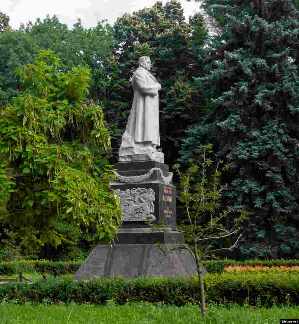 Паметник на съветския командир Николай Ватутин в центъра на Киев. Монументът беше отстранен през февруари 2023 г.