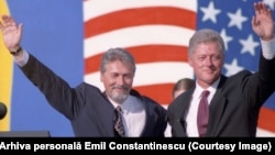 Președintele Emil Constantinescu și liderul american Bill Clinton, la lansarea parteneriatului strategic dintre cele două țări, la București, în iulie 1997.