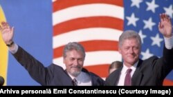 Președintele român Emil Constantinescu (stânga) împreună cu președintele Statelor Unite, Bill Clinton, în Piața Universității din București, la 11 iulie 1997. Vizita liderului american a fost pentru mulți români semnalul orientării decisive a țării spre structurile euroatlantice.