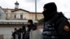 Турската полиција чува стража пред италијанската католичка црква Санта Марија, откако двајца маскирани вооружени лица пукаа за време на неделната служба, во Истанбул, Турција на 28 јануари 2024 година.