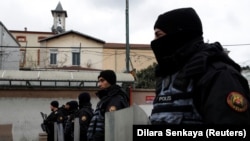 Түрк полициясы Санта-Мария чиркөөсүнүн жанында күзөттө турат. Стамбул, Түркия. 28-январь, 2024-жыл.