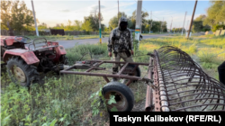 Житель села Боран Адалбек Шокен ремонтирует сельхозтехнику — тоже пока светло и меньше комаров