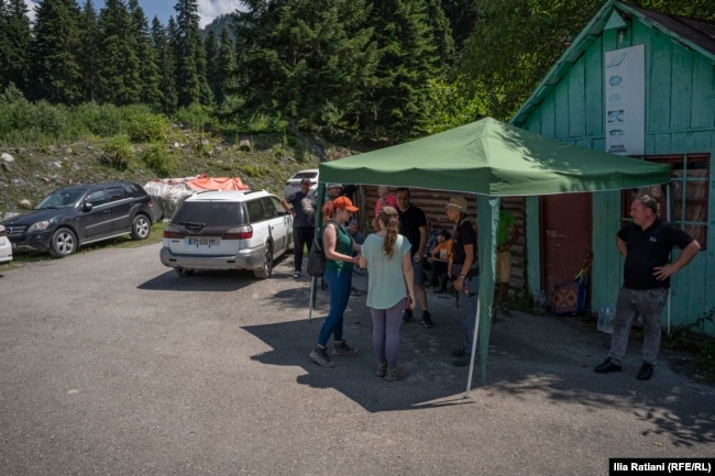 მოხალისეების ბანაკი