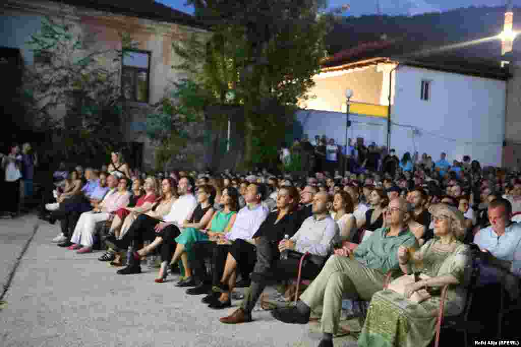 Festival je ove godine privukao impozantnu brojku od preko 3.500 prijavljenih filmova iz 111 zemalja. Fotografija sa otvorenja 22. Dokufesta, Prizren, 4. avgust