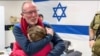Таткото ја прегрнува ќерката која после 50 дена заложништво на Хамас, е ослободена 