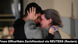 Sharon Avigdori, e cila ishte rrëmbyer nga pjesëtarët e Hamasit gjatë sulmit më 7 tetor në Izrael, e përqafon të birin pak pasi u lirua më 25 nëntor, 2023.