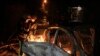 Pompierii sting un incendiu într-o mașină parcată, cauzat de căderea unor resturi în urma unui atac cu rachete rusești, Kiev, Ucraina, 30 mai 2023