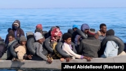 Migranti plove metalnim čamcem dok ih je tuniska obalska straža uočila na moru tokom njihovog pokušaja da pređu u Italiju, kod Sfaksa, Tunis, 27. aprila 2023. 