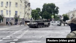 تانکها و افراد مسلح گروه واگنر در شهر روستوف روسیه دیده میشوند