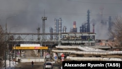 Дым над Рязанским НПЗ в России после вероятного попадания беспилотника, 13 марта 2024 года