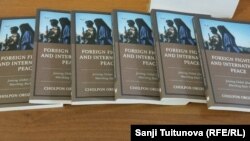 "Чет элдик согушчандар жана эл аралык тынчтык" аттуу китептин ачылышы өтүп жатат. 