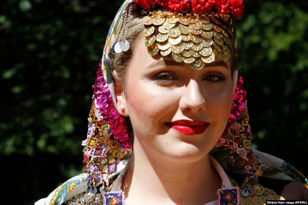 Gratë e Lumës në raste të veçanta gëzimi, dasma dhe festa familjare, mbajnë &ldquo;fshturkën&rdquo;, një kësulë e punuar me dorë me fije prej argjendi ose ari, kurse në pjesën e ballit varen florinj.&nbsp;