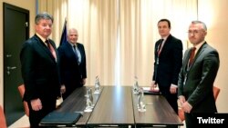Fotografi nga takimi i kryeministrit të Kosovës, Albin Kurti, me Përfaqësuesin e Lartë të Bashkimit Evropian, Josep Borrell, dhe të dërguarin e BE-së për dialogun mes Kosovës dhe Serbisë, Mirosllav Lajçak. Bratisllavë, Sllovaki, 31 maj 2023.