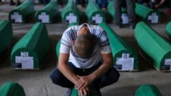Kovčezi (tabuti) nedavno identifikovanih žrtava genocida u Srebrenici iz 1995., sahranjeni su 9. jula 2023. u Potočarima, Bosna i Hercegovina.