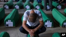 Kovčezi (tabuti) nedavno identifikovanih žrtava genocida u Srebrenici iz 1995., sahranjeni su 9. jula 2023. u Potočarima, Bosna i Hercegovina.