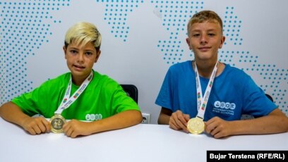 Kron Selmanaj dhe Emir Lezi pozojnë me medaljet e fituara në Olimpiadën STEM në Paris të Francës.