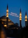 Një mesazh i bërë me drita është vendosur në mes të minareve të Xhamisë Sulejmani për&nbsp; muajin e shenjtë mysliman të Ramazanit në Stamboll, Turqi mars 2024. Mesazhi i shkruar në turqisht thotë: &quot;Ramazani është muaji i Kuranit&quot;.