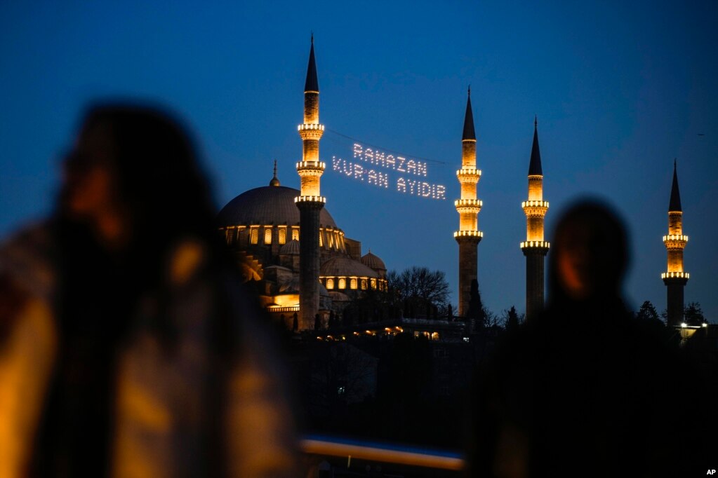 Një mesazh i bërë me drita është vendosur në mes të minareve të Xhamisë Sulejmani për&nbsp; muajin e shenjtë mysliman të Ramazanit në Stamboll, Turqi mars 2024. Mesazhi i shkruar në turqisht thotë: &quot;Ramazani është muaji i Kuranit&quot;.