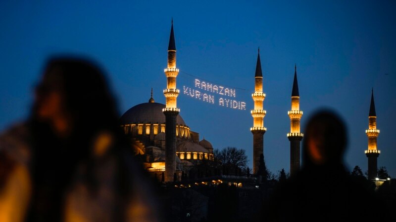 Artizani që ndriçon qiellin e Stambollit gjatë Ramazanit 