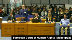 Karsai Dániel és jogi képviselői az Emberi Jogok Európai Bíróságán Strasbourgban 2023. november 28-án