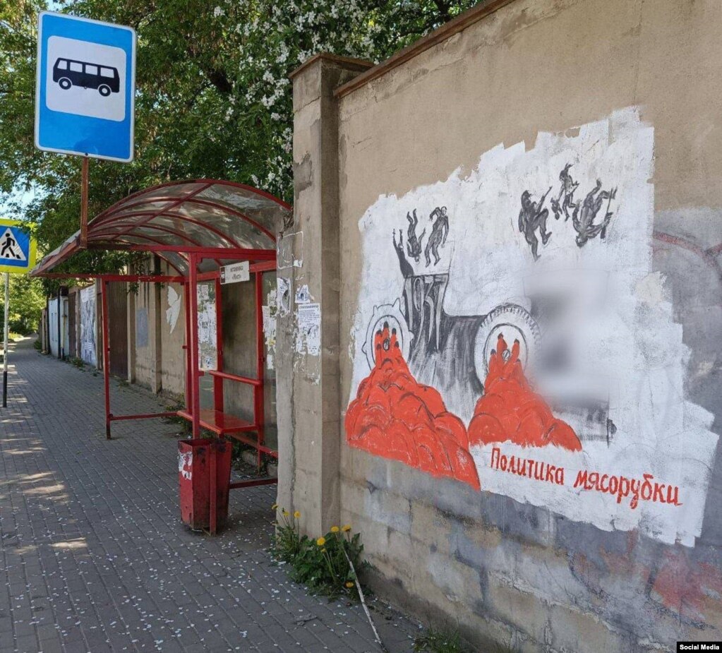 Un murale di protesta con le parole "Politica del tritacarne" nella regione russa di Kaluga