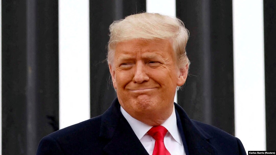 Fostul președinte american Donald Trump, în timpul unei vizite la zidul de la granița dintre SUA și Mexic, în Alamo, Texas, SUA, în data de 12 ianuarie 2021.