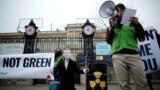 Ekološki aktivisti, s maskom francuskog predsednika Emmanuela Macrona, protestuju zbog nastojanja Francuske da uključi nuklearnu energiju i fosilni plin u EU Zelenu taksonomiju, Pariz, 14. decembar 2021. 