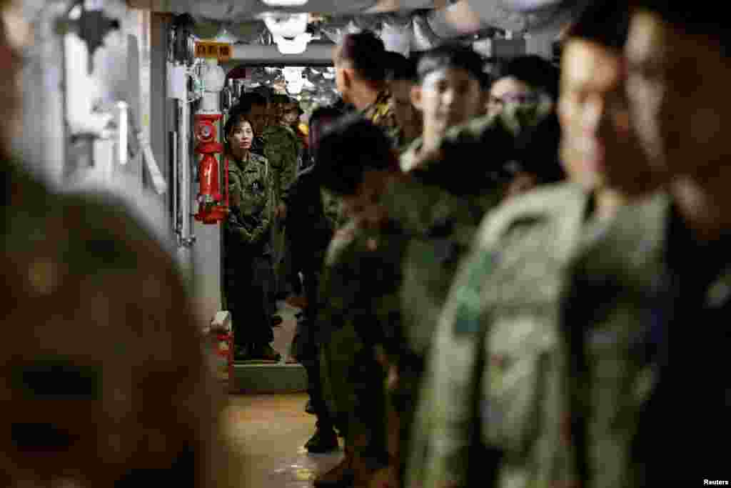 Pritja në radhë për të marrë racionin e darkës në anijen transportuese amfibe të Forcave Detare Japoneze të Vetëmbrojtjes JS Osumi (LST-4001) në ujërat afër Okinavas, Japoni, 14 nëntor 2023.