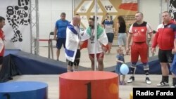 مصطفی رجایی لنگرودی در حال دست دادن با ورزشکار اسرائیلی