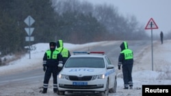 Ruski prometni policajci blokiraju cestu u blizini mjesta pada ruskog vojnog transportnog aviona Ilyushin Il-76 blizu kod sela Jablonovo u regiji Belgorod, Rusija, 24. januara 2024.