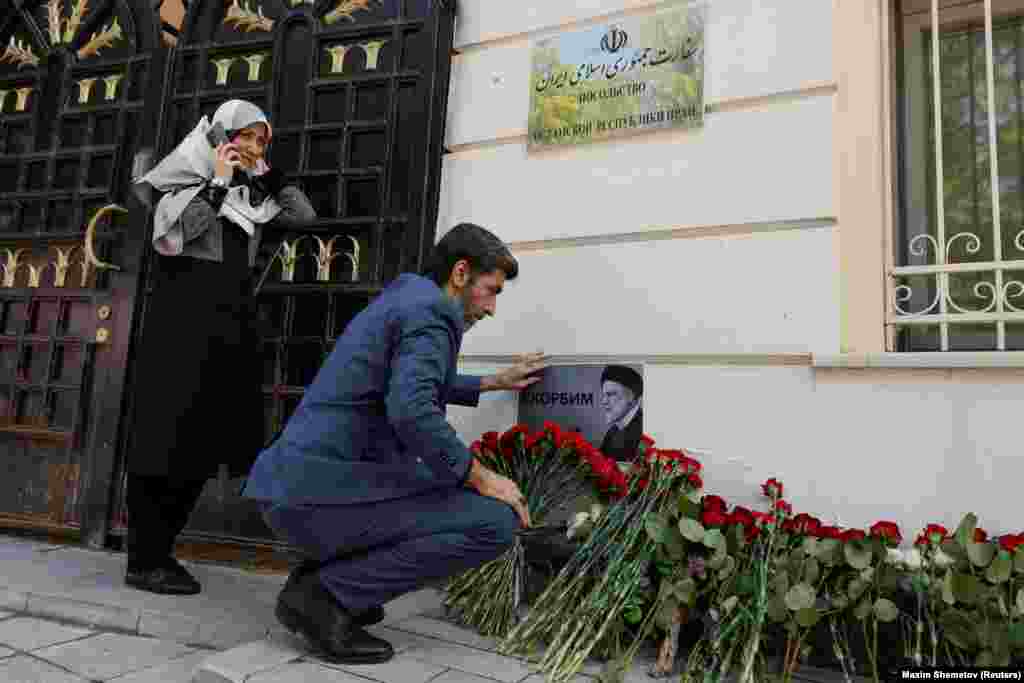 Цветы и плакат с надписью «Скорбим» возле посольства Ирана в Москве. Президент России Владимир Путин назвал Раиси «выдающимся политиком» и «настоящим другом России»