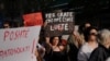 Një grua mban në duar një pankartë me mbishkrimin "për gratë çdo ditë është luftë" gjatë një proteste në Prishtinë, më 15 prill 2024, pas vrasjes së një gruaje 21 vjeçe nga ish-burri i saj.