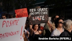 Një grua mban në duar një pankartë me mbishkrimin "për gratë çdo ditë është luftë" gjatë një proteste në Prishtinë, më 15 prill 2024, pas vrasjes së një gruaje 21 vjeçe nga ish-burri i saj.